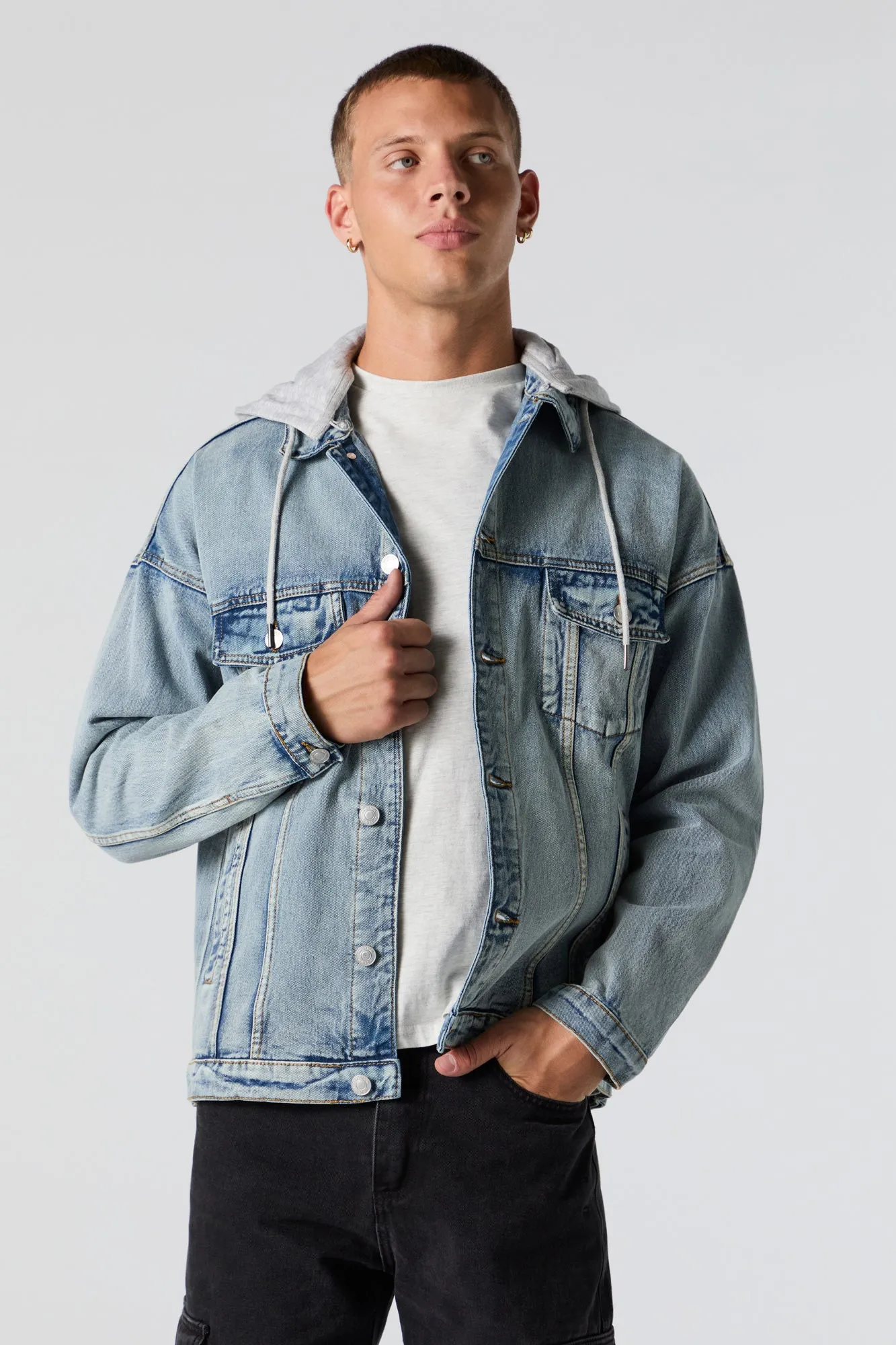 Blouson de style camionneur en denim avec capuchon amovible